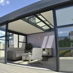 Une élégante véranda moderne avec salon, parfaite pour faire une veranda et profiter du soleil.