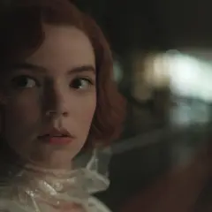 Anya Taylor-Joy, bekannt aus Filmen und Serien wie "Das Damengambit", blickt nachdenklich in die Kamera.