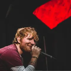 Skąd pochodzi Ed Sheeran? Odkryj jego fascynujące korzenie i wpływy