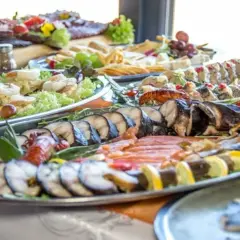Ile kosztuje catering na wigilię? Sprawdź ceny i menu, aby zaoszczędzić