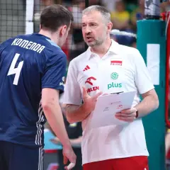 Rozgrywający reprezentacji Polski, Jakub Kochanowicz, słucha wskazówek trenera podczas meczu.