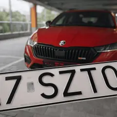 Nowe tablice rejestracyjne dla czerwonego auta Skoda. Tablica z literami A7 SZTOS.