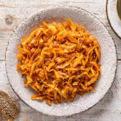 Cavolo cappuccio stufato, un classico tra le cavolo cappuccio ricette, servito in una ciotola rustica con pane integrale.