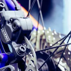Precyzyjna regulacja v brake na rowerze. Widoczny zacisk hamulcowy Tektro Auriga i tarcza hamulcowa.