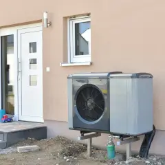 Nowoczesna pompa ciepła przy domu. Zobacz, co daje pompa ciepła: ekologiczne ogrzewanie i chłodzenie, oszczędność energii.