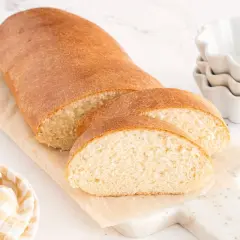 Un pan rústico, recién cortado, ideal para preparar las mejores torrijas.