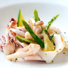 Deliziosa insalata di seppie gourmet con asparagi croccanti e zucchine grigliate, guarnita con erba cipollina.