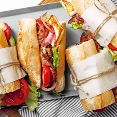 Leckere Sandwich-Rezepte: Baguettes gefüllt mit Halloumi, Speck, Tomaten, Zwiebeln und Salat.