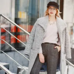 Stylizacje do pracy zimą: Jak połączyć elegancję z ciepłem w biurze?