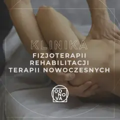 Fizjoterapeuta masuje plecy pacjenta, łagodząc napięcie mięśni. Klinika Fizjoterapii i Rehabilitacji.