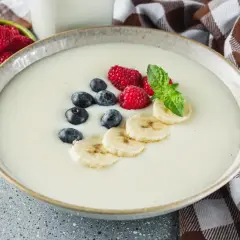Pyszna kasza manna na mleku z malinami, borówkami i bananem. Idealne śniadanie dla każdego.