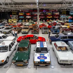 W muzeum samochodów PRL zgromadzono wiele klasyków, od maluchów po limuzyny.