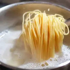 Eau de cuisson des pâtes : 10+ usages anti-gaspi (cuisine, beauté, jardin)