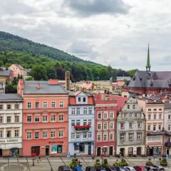 Kolorowe kamienice i kościół z zieloną wieżą tworzą urokliwy krajobraz. Odkryj teraza ruda atrakcje!