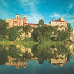 Zamek na skale nad Wisłą, odbijający się w wodzie. Jedno z fajnych miejsc w Krakowie, które warto odwiedzić.