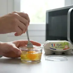 Préparation d'un œuf au micro-ondes. Attention, l'œuf micro-onde danger peut exploser s'il n'est pas percé.