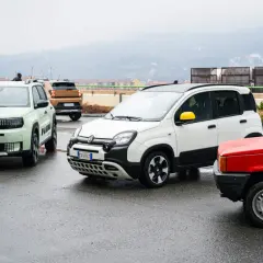Nowe modele Fiat Panda 2025 obok starszych generacji.