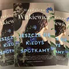 Okładki książek Magdaleny Witkiewicz "Jeszcze się kiedyś spotkamy" z motywem niezapominajek.