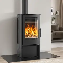 Poêle à bois étanche moderne avec une grande vitre laissant admirer les flammes dans un salon cosy.