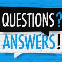 Dwie dymki nad niebieską ceglaną ścianą: czarna z białym napisem "QUESTIONS?" i biała z niebieskim napisem "ANSWERS!".