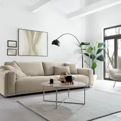 Gemütliches Wohnzimmer mit beigem Sofa, Sessel und Couchtisch. Tolle wohnideen modern für ein stilvolles Zuhause.