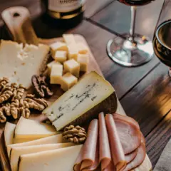 Deska serów, wędlin i owoców, idealna do degustacji toscana rosso.