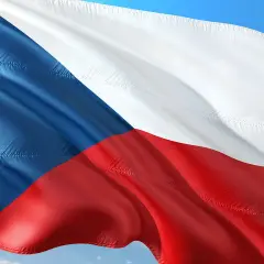 Flaga Czech falująca na wietrze. Kraj ten słynie z piwa, ale warto pamiętać o **Czechy limit alkoholu**, by cieszyć się podróżą.