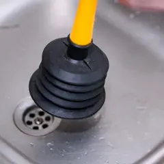 Zatkany zlew? Odklej go sodą i octem w 15 minut!