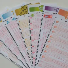 Kupony gier losowych, w tym Eurojackpot. Zastanawiasz się, ile kosztuje zakład Eurojackpot? Sprawdź, jakie liczby wybrać!
