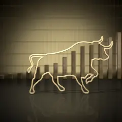 Złoty byk na tle rosnącego wykresu słupkowego symbolizuje hossę na giełdzie.