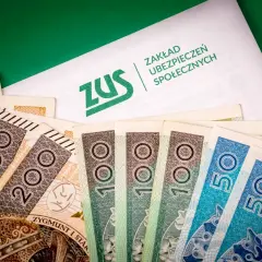 Pieniądze i dokument ZUS. Zastanawiasz się, ile wynosi renta rodzinna?