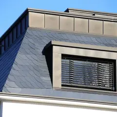 Schieferdeckung mit Fischschuppenmuster, ein Fenster mit Jalousien und ein Metalldach. Verschiedene verlegemuster schiefer deckungsarten.