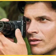Mężczyzna robi zdjęcie aparatem Sony RX100 VIII.