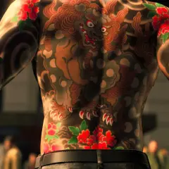 Yakuza tatuaże zdobią plecy i ramiona mężczyzny. Widoczny jest potężny lew i czerwone kwiaty peonii, symbolizujące siłę i bogactwo.