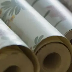 Rullar med tapet i olika mönster. Frågan om hur många våder på en tapetrulle är relevant för att beräkna materialåtgången.