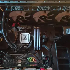 Einbau einer AIO-Wasserkühlung: Radiator mit Lüftern oben, Pumpe auf dem Mainboard, Kabelmanagement für einen sauberen Look.