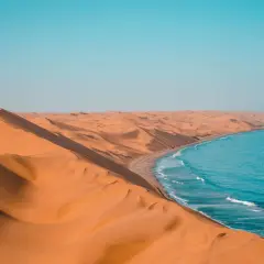 Piasek i ocean w Namibii. Kiedy najlepiej lecieć do Namibii? Odpowiedź znajdziesz, podziwiając te krajobrazy.