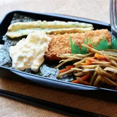 A delicious nori bento box with fried fish, creamy potato salad, and stir-fried vegetables.