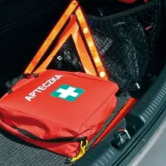 Czerwona apteczka i trójkąt ostrzegawczy w bagażniku. Czy apteczka jest obowiązkowa w samochodzie? Zawsze warto ją mieć!