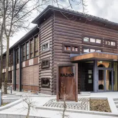 Drewniana, nowoczesna galeria Władysława Hasiora z rustykalnym znakiem wejściowym.