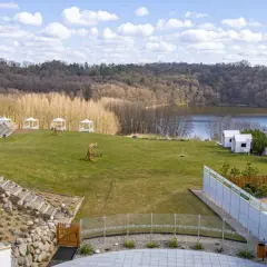 Malowniczy krajobraz z jeziorem, domkami, basenem i placem zabaw. Idealne miejsce na wypoczynek i odkrywanie atrakcji Inowrocławia.