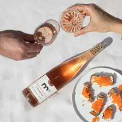 Un apéritif rosé pétillant, parfait pour accompagner ces toasts au fromage frais et œufs de poisson. Quel vin blanc pour l'apéritif ? Essayez ce rosé !