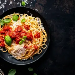 Ein Teller Spaghetti mit Tomatensauce, Parmesan und Basilikum. Perfekt für vegetarische italienische Pasta Rezepte.