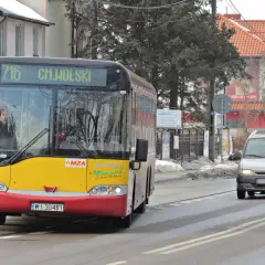Żółto-czerwony autobus miejski linii 716 wyjeżdża z zatoki. Czy autobus wyjeżdżający z zatoki ma pierwszeństwo?