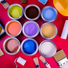 Una tavolozza di colori vivaci: barattoli di vernice aperti, pennelli e rulli pronti per trasformare ogni spazio.