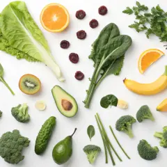 Zielone warzywa i owoce: brokuły, szpinak, awokado, cykoria, kiwi, pomarańcza, banany, ogórek, szczypiorek. Zapobiegają objawom niedoboru kwasu foliowego.