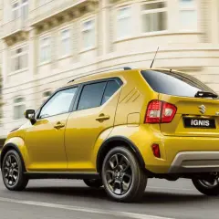 Suzuki Ignis 2026 gialla sfreccia in città, con un design audace e moderno che cattura l'attenzione.