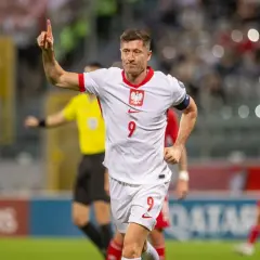 Robert Lewandowski, jeden z najbardziej znanych piłkarzy, świętuje bramkę w meczu reprezentacji Polski.