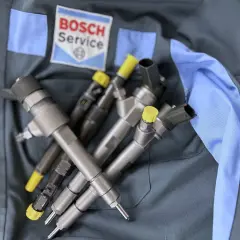 Wtryskiwacze diesla na tle logo Bosch Service. To gwarancja, że korekta wtrysku na plus jest w dobrych rękach.