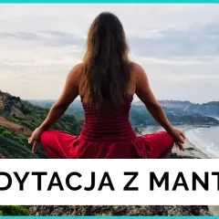 Kobieta w czerwonej sukience medytuje na klifie. To jeden z rodzajów medytacji, medytacja z mantrą.
